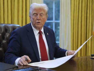 Trump pokračuje v prepúšťaní: