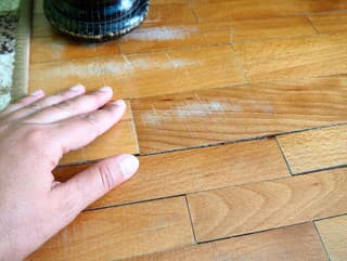 Škrabance na nábytku a