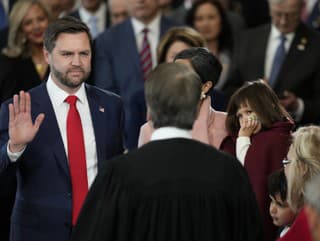 JD Vance skladá prísahu