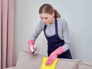 Ako doma vyčistiť sedačku