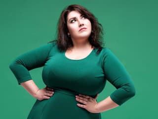 Trápi vás bujný dekolt?