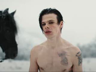 Yungblud, video Hello Heaven,