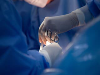 Známy politik sa musel