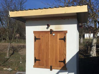 Využil aj staré šindle.