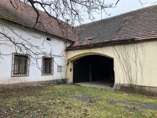 Chátrajúcu stodolu chceli zbúrať,