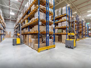 Moderné regálové systémy zvyšujú