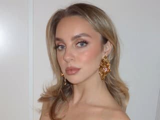 Blondínka prichytila partnera pri