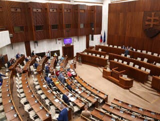 Poslanci sa po vyše
