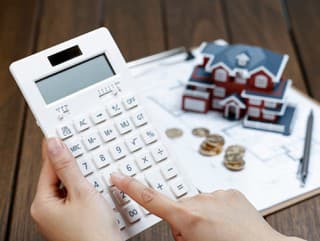 Banky pokračujú v znižovaní