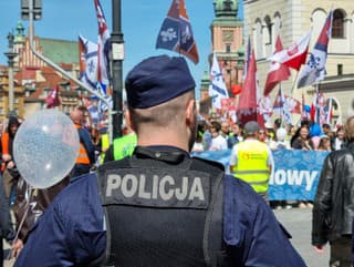 Policajt na zhromaždení počas