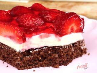 Tvarohové rezy s jahodami.