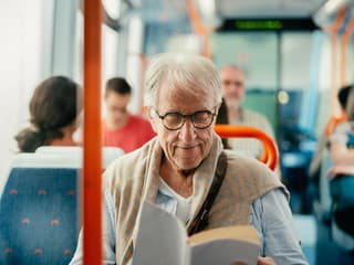 Mladík uvoľnil v autobuse