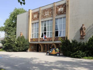 Legenda s tromi písmenami: