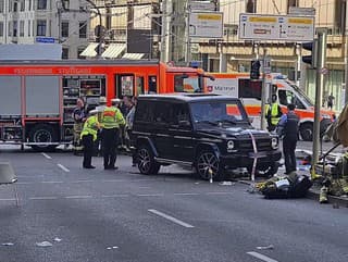 Auto narazilo do skupiny