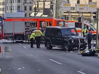 Auto narazilo do skupiny