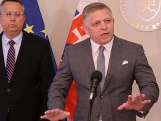 Vo vládnej trojke lietajú