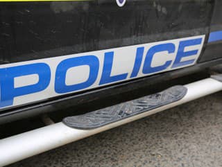Britská polícia zadržala osem