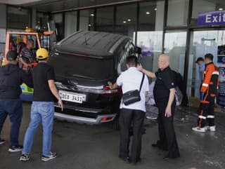 Auto vrazilo do vchodu