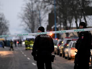 Policajti za policajnou páskou
