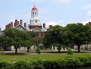 Harvard napadol Trumpovu administratívu: