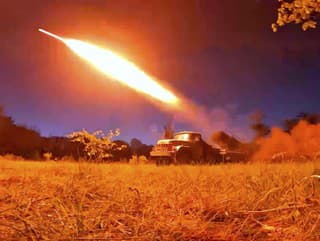 Ruský samohybný raketomet strieľa