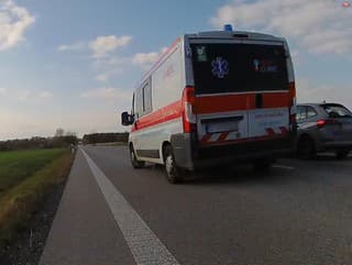 Sanitka takmer zrazila cyklistu