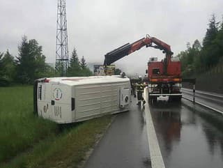 Dodávka skončila po zrážke