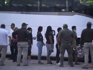 Migranti stoja v rade