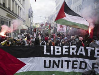 Propalestínski demonštranti pred začiatkom