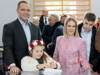 Karol Nawrocki (vľavo) nestranícky