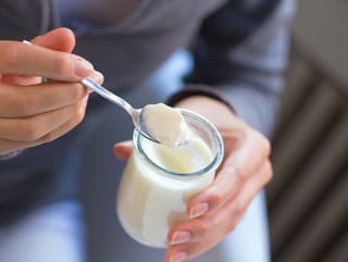 Vyrobiť si biely jogurt