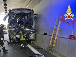 Pri nehode autobusu zomrela