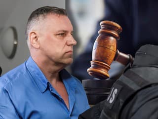Podplácanie bachara, sledovanie TV