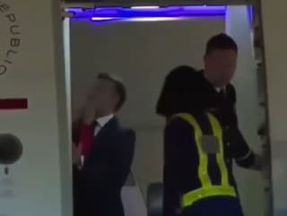 Macron dostal od manželky