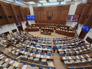 Poslanci presunuli hlasovanie o