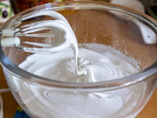 Ako vyšľahať sneh z