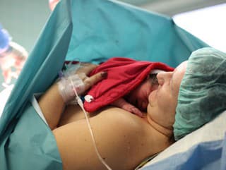 fotka bábätka a matky