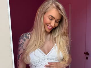 VYMODLENÉ dievčatko je už