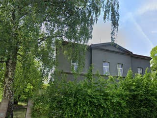 opustená vila, ktorú obsadili