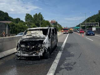 Požiar auta na moste