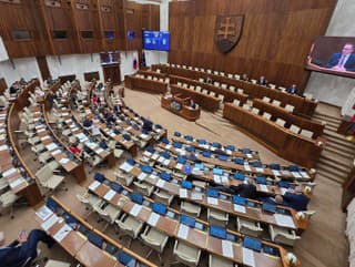 Poslanci budú o návrhoch