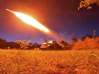 Ruský samohybný raketomet strieľa