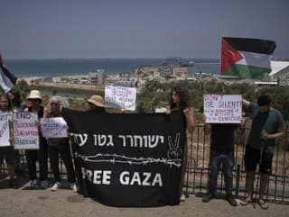 Ľudia mávajú palestínskou vlajkou