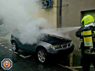 V Trnave horelo auto