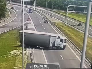 Skrížený kamión na diaľnici,