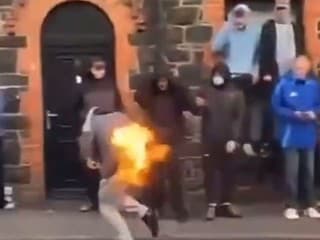 Mladík sa počas demonštrácie