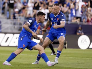 Na snímke zľava strelec