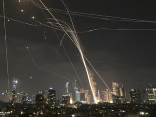 Projektil rakety udiera na