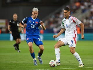 Na snímke vľavo hráč