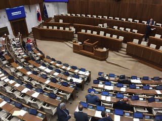 Poslanci ukončili v utorok